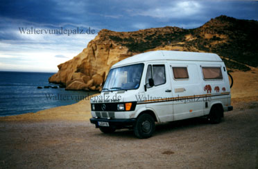 Walter mit seinem Wohnmobil am Strand in Aguilas Spanien, Andalusien.
