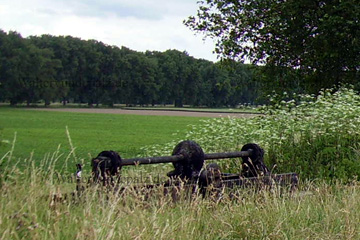 Radweg hinter Worms auf der Velurroute in Richtung Bobenheim-Roxheim, wenn man diese alte Schleuse sieht, dann weiß man das man auf dem richtigen Weg mit dem Rad nach Worms ist.