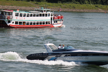 Das Personenschiff unterwegs auf dem Rhein.