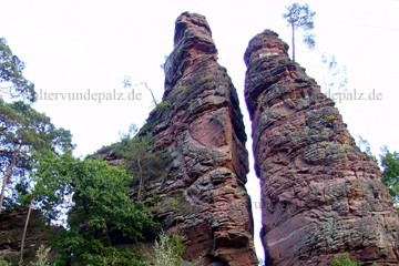 Felsen die wie auch dem Bild senkrecht in den Himmel ragen im Dahner Felsenland, das sind die Wahrzeichen der Umgebung in dem Naturpark Pfälzer Wald.