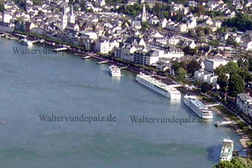 Personenschiffe an den Anlegestellen in Boppard am Rhein