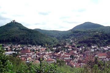 Annweiler am Trifels, der Burg in Deutschland, wo der englische Prinz Richard Löwenherz, der bei Robin Hood auch eine Rolle spielt gefangen gehalten wurde.