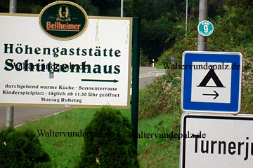 Hinweisschild zur Höhengaststätte und dem Campingplatz in Annweiler am Trifels.