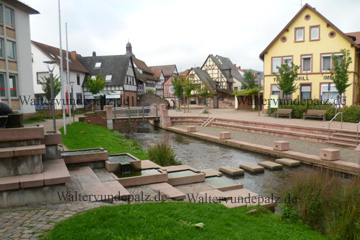 Annweiler am Trifels in der Stadtmitte, der kleine Bach ist die Queich.