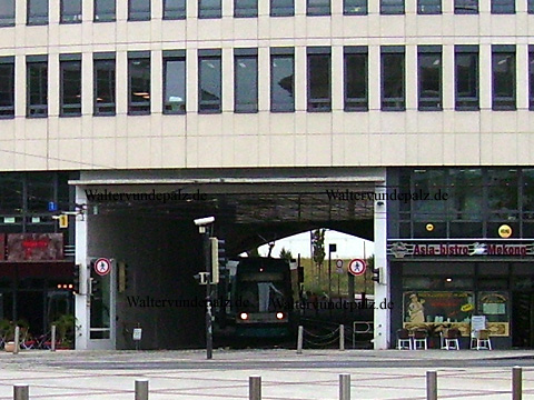 Straßenbahn am Faktor Haus in Ludwigshafen am Rhein