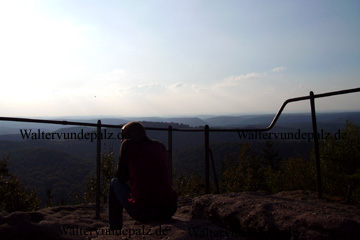 Aussichtspunkt am Drachenfels mit einem Wanderer auf einem Felsen, vom Westfels