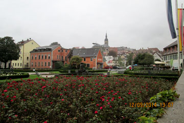 Bamberg Ansicht mit vielen Blumen, Brunnen und historischen Sakralen und Weltlichen Bauwerken aus dem frühen Mittelalter.