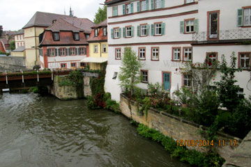 Fluss Regnitz der teilweise die historischen Bauwerke in Bamberg umschließt.