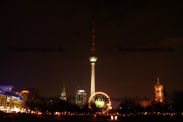 Berlin bei Nacht. In der Weihnachtszeit sind die wichtigsten Bauwerke alle ausgeleuchtet.