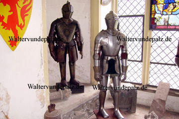 Ritterrüstungen und andere Waffen aus der Zeit im Mittelalter an den Wänden der Burg Rheinstein in der Knappenhalle bevor man in die Gemächer der Prinzessinnen und des Prinzen kommt.
