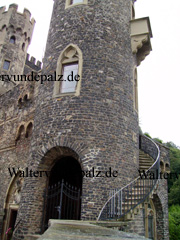 Rechts neben dem Rheinturm auf der Burg Rheinstein erkennt man die steinerne Treppe über die die Soldaten auf der Burg außen um den Turm nach oben gehen mussten. Jetzt ist die Treppe mit einem Gitter versperrt.