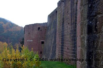 Burgmauer der Hardenburg bei Bad Dürkheim an der Weinstraße