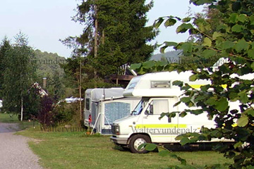 Wohnmobil im Dahner Felsenland beim Camping Urlaub mit Wanderungen zu Burgen und auf einem der Sagenwege.