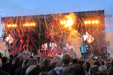 Die Deutsche Band - Die Toten Hosen bei einer Konzertveranstaltung in Deutschland, hier der Konfettiregen.