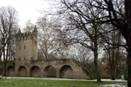 Bauwerk hinter dem Dom zu Speyer