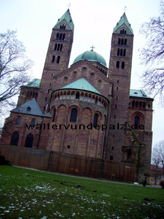 Apsis am Dom in Speyer, an dem Anbau links, erkennt man schon Fenster mit gotischen Einfluss. Links ist das Seitenapsis und die beiden Chortürme beidseits des Vierungsturmes.