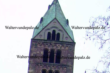 Chorturm am Dom in Speyer, mit Drillingsfenster und Pyramidendach, die vielen kleinen Bögen über den Bogenfenstern nennen die Experten Rundbogenfries