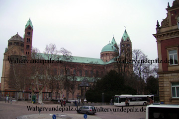 Dom in Speyer, von der Seite betrachtet, wenn man vom Technik Museum ins Zentrum fährt