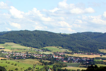 Ein Dorf in einer schönen Landschaft in Hessen wo es nach frisch gemähten Wiesen riecht und wo man auch schön wandern kann, wenn man weiß wo es schön ist.