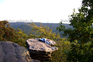 Aussichtspunkt am Drachenfels mit einem Wanderer auf einem Felsen, der die Pfälzer Sonne geniest, am Südfels