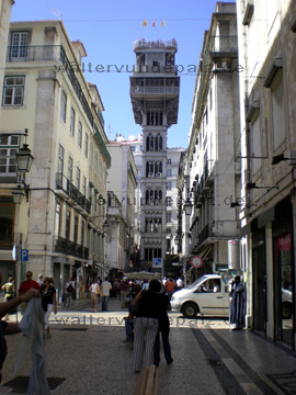 Fahrstuhl zwischen der Unter- und Oberstadt in der Alfama in Lissabon.