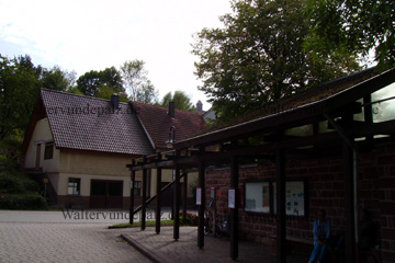 Erlenbach, Bushaltestelle im Ort unterhalb der Ritterburg