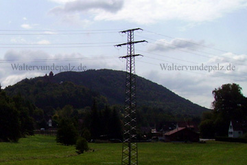 Erlenbach, Ansicht der Burg am Ortseingang, wenn man aus Dahn anreist