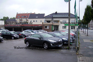 Das Bild zeigt die Geschäftsstelle von dem Autoverleiher Europcar in Ludwigshafen in der Rohrlachstraße mit den Autos und den Transportern auf dem Hof.