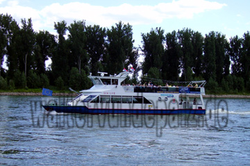 Fahrgastschiff Sea Life auf dem Rhein bei Speyer