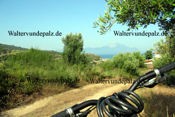 Im Vordergrund von diesem Bild, erkennen Sie das Rad, das ich mir bei der Fahrradtour in Griechenland gemietet hatte. Im Hintergrund die Halbinsel wo die Mönchsrepublik liegt.