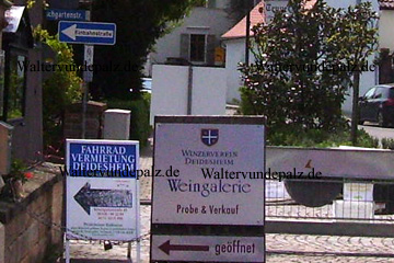 Hinweis Fahrradvermietung in Deidesheim an der Weinstraße, am Restaurant Winzerverein Deidesheim gesehen. Außerdem noch der Hinweiß für die Weinprobe.
