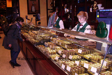Fassbender und Rausch Chocolatiers am Gendarmenmarkt in Berlin. Hier die Pralinen auf dem Bild zu sehen.