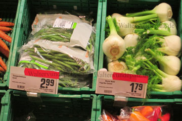 Fenchel 200 Gramm 1,79 Euro und Stangenbohnen 500 Gramm 2,99 Euro zum Verkauf in einem Supermarkt in Deutschland in der Gemüsetheke angerichtet und mit Preisen vom Februar 2014 versehen.