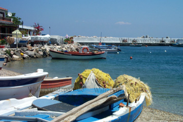 Da die See der Ägäis oft spiegelglatt ist kann man auch mit solchen kleinen Fischerbooten aufs Meer hinaus fahren.