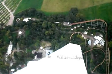 Bei diesem Luftbild über dem Holiday Park in Haßloch waren die G-Kräfte beim Pfalz Rundflug am größten weil wir uns da so eng wie möglich um die eigene Achse von dem Sportflugzeug drehten. Enger kann man die Kurve nicht fliegen.