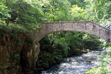 Brücke über den kleinen Fluss Bode der sich durch das nach ihm benannte Tal schlängelt.