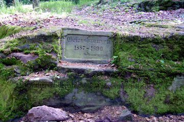Geiersbrunnen, alter Sandstein mit Inschrift