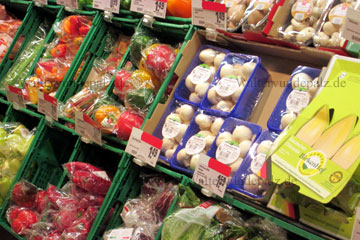 Gemüse zum Verkauf in einem Supermarkt in Deutschland in der Gemüsetheke angerichtet und mit Preisen vom Februar 2014 versehen.
