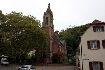 Die Katholische Kirche in Grethen - Ansicht vom Kirchturm und dem Portal.
