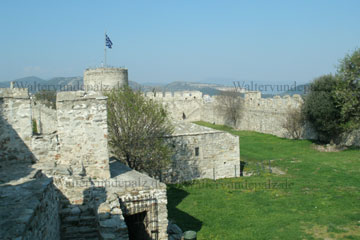 Besichtigung einer Burg beim Griechenland Urlaub.