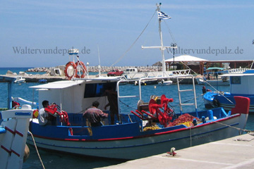 Fischer beim Netze reparieren auf ihrem Boot in Griechenland.