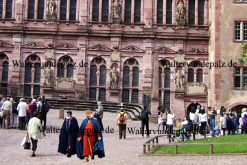 Vor der Fassade vom Friedrichsbau im Heidelberger Schloss.