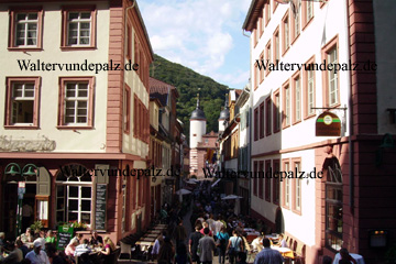 Heidelberg am Fischmarkt mit seinen vielen Straßencafés, Restaurants und im Hintergrund das Tor von der alten Brücke.