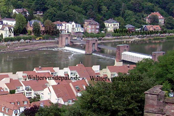 Heidelberg am Neckar, das Wehr und die Schleuse für die Schifffahrt auf dem Neckar. Auf der Höhe vom Karlstor.