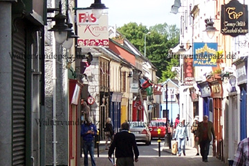 Typisches Straßenbild einer Stadt in Irland.
