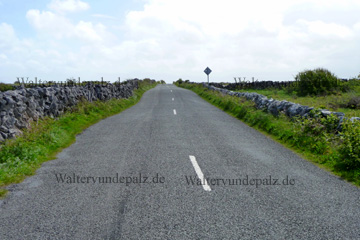 Typische Landstraße in Irland - so wie wir Deutsche Irland aus den einschlägigen Reiseführern kennen.
