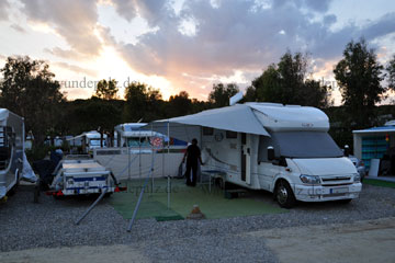Wohnmobil und Trailer für den Katamaran auf unserer Parzelle auf dem Campingplatz an der Adria.