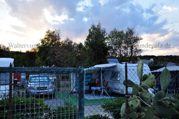 Wohnwagen und Auto auf dem Campingplatz an der Adria.