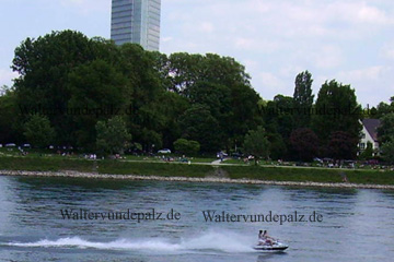 Jetski auf dem Rhein bei Mannheim. Von der anderen Rheinseite, der Parkinsel in Ludwigshafen fotografiert.