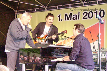 Konstantin Wecker am 01.Mai 2010 im Ebertpark Ludwigshafen bei seinem Auftritt.